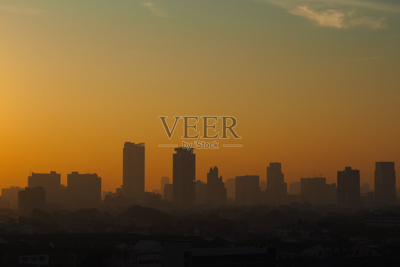 在泰国曼谷拍摄的橙色雾天的城市景色。照片摄影图片