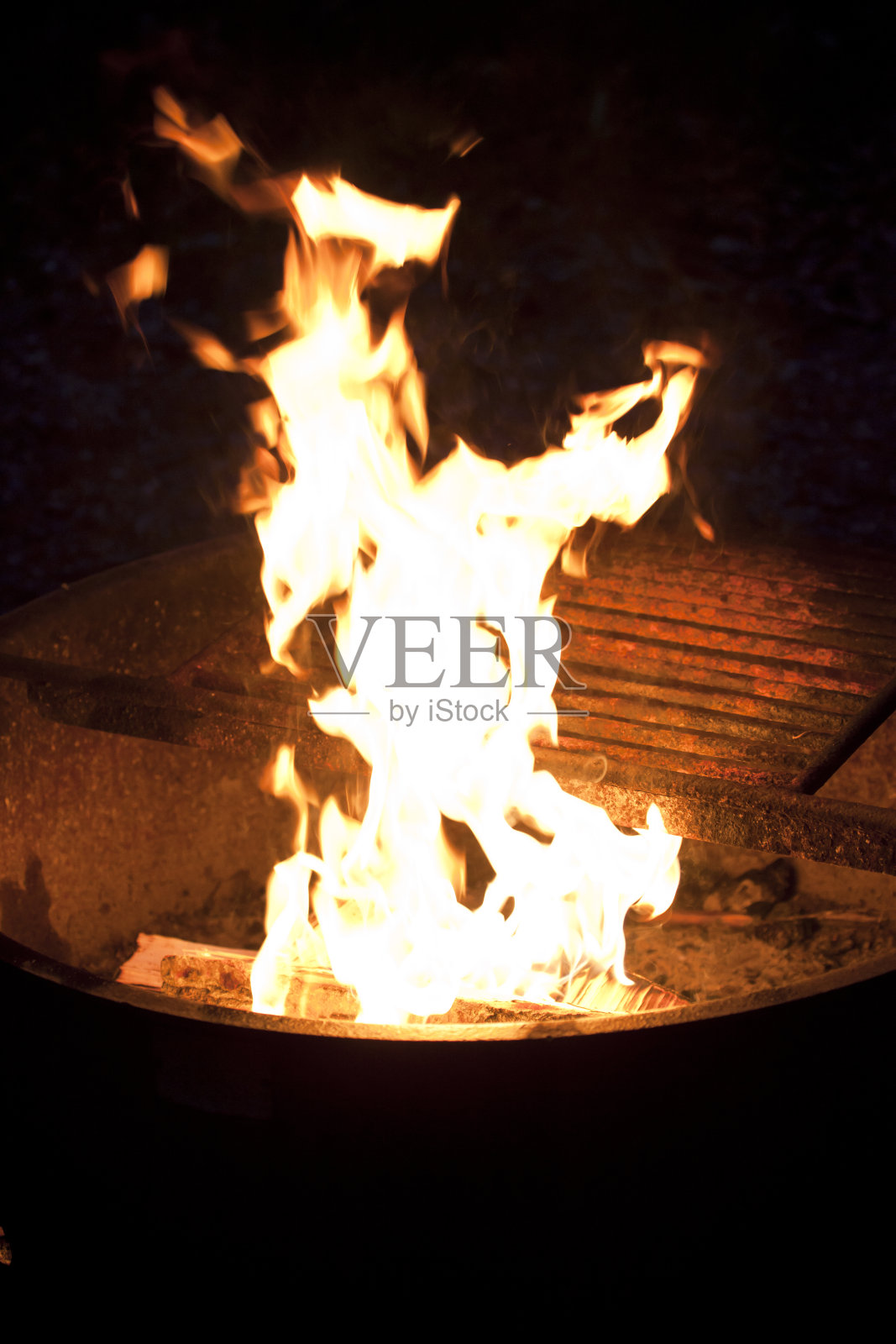 在露营地里营火照片摄影图片