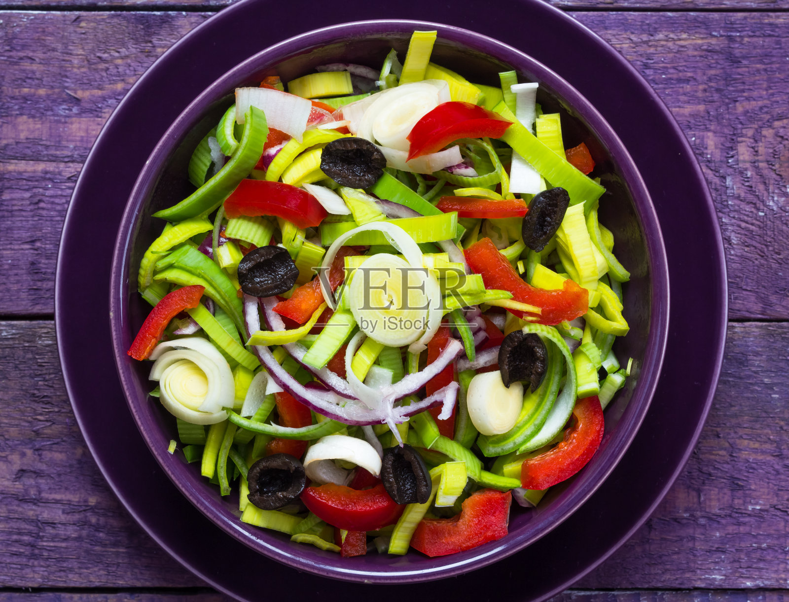 新鲜多彩的蔬菜沙拉木桌照片摄影图片