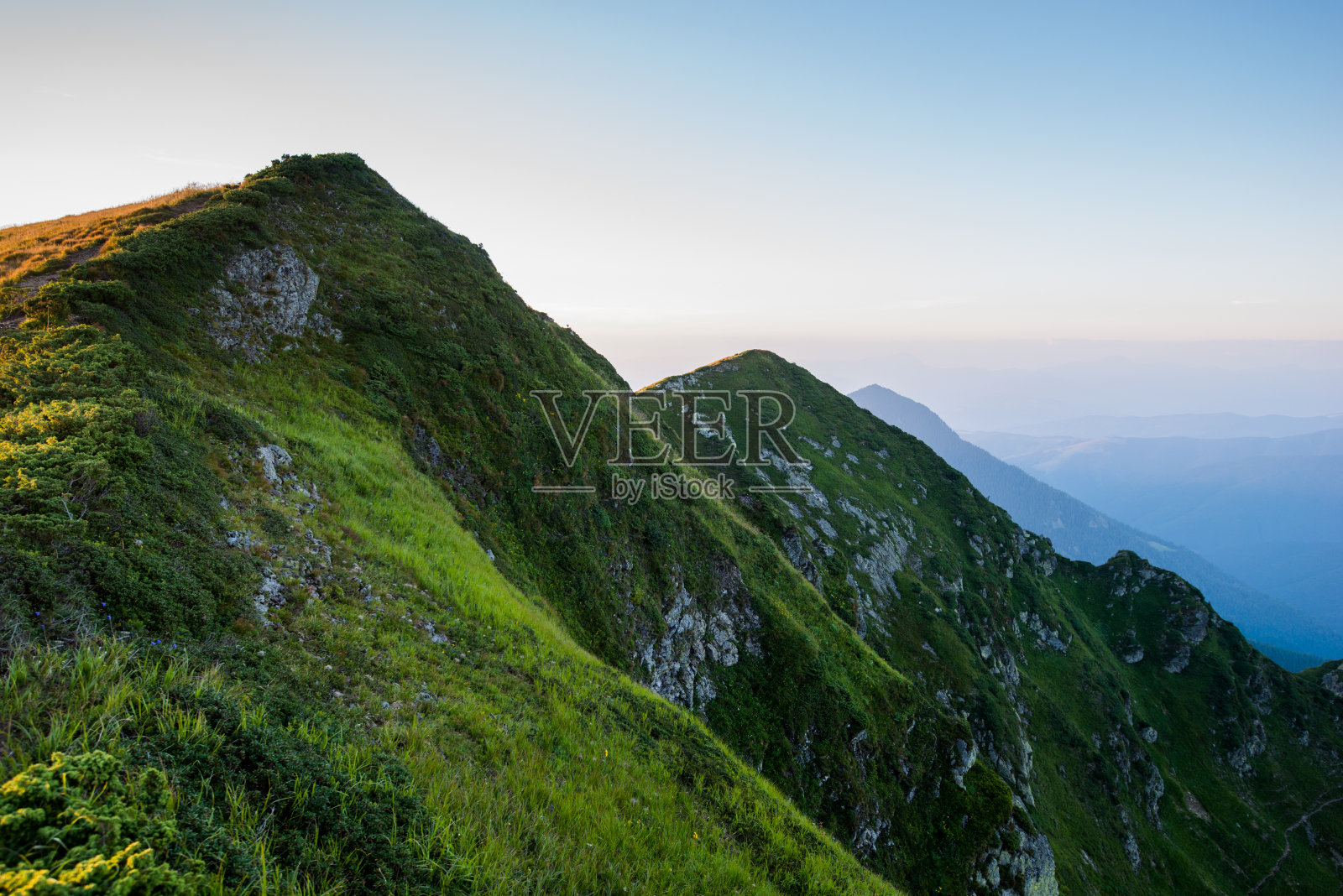 乌克兰喀尔巴阡山脉的山脊照片摄影图片