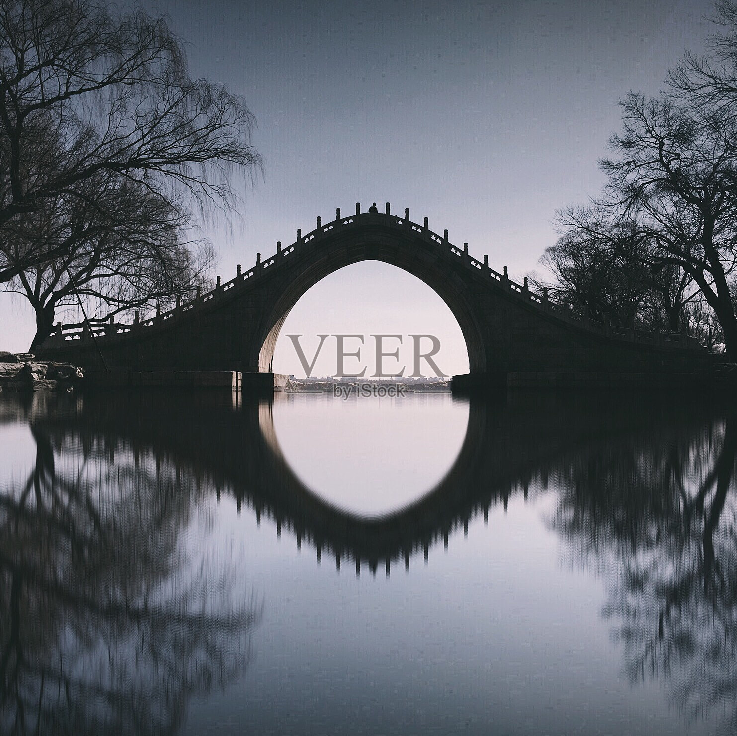 带有倒影的中国拱桥照片摄影图片