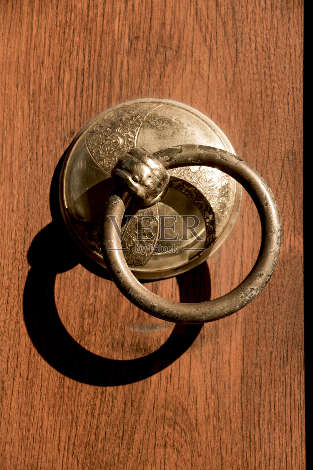 旧手工制作的土耳其门把手的金属照片摄影图片