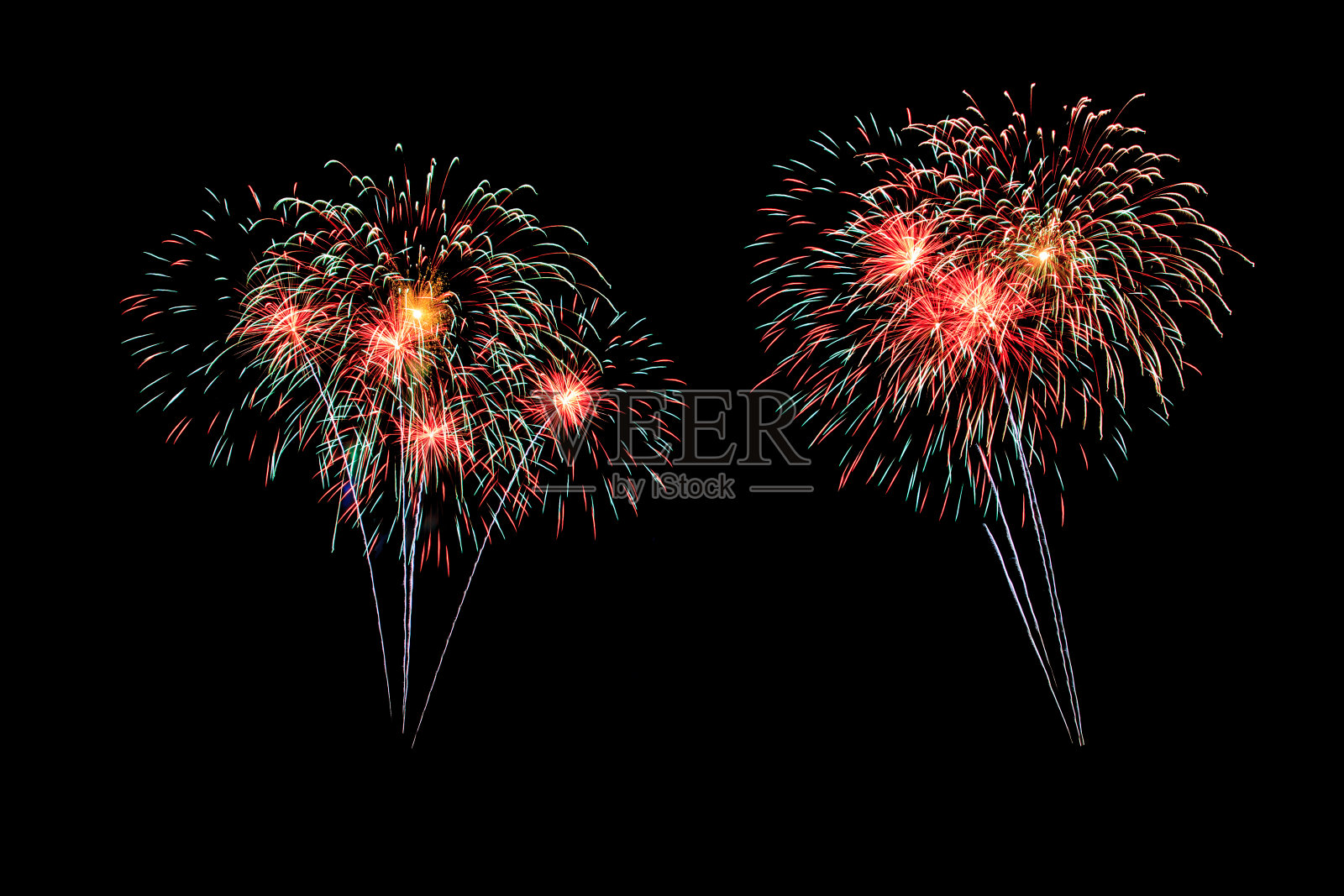 烟火照亮了黑暗的天空照片摄影图片