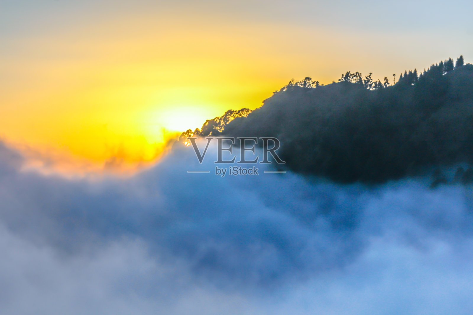 云在山的天空照片摄影图片
