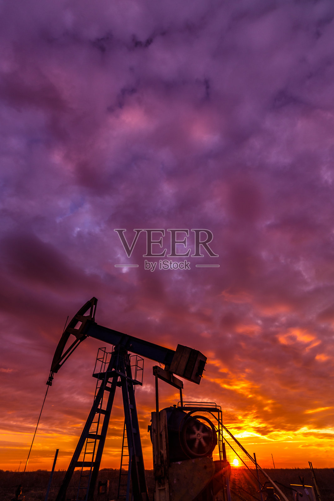 风景与石油和天然气泵和戏剧性的日落照片摄影图片