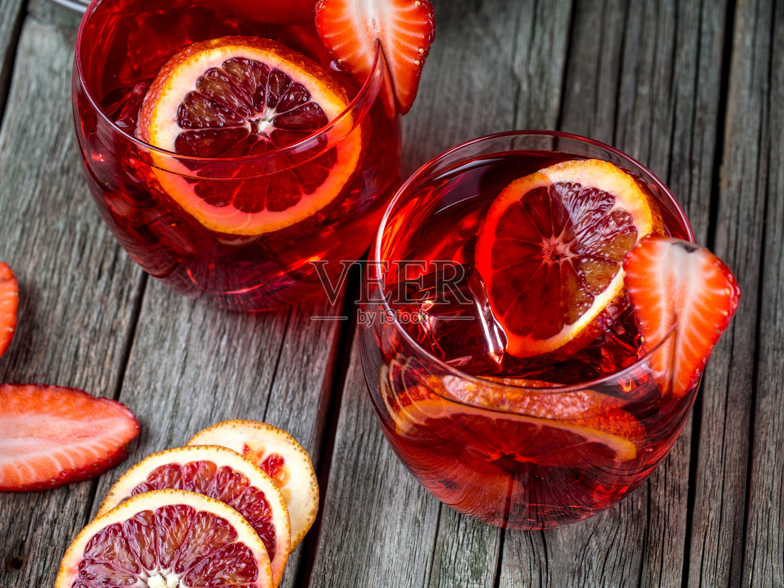 血橙草莓朗姆潘趣酒照片摄影图片