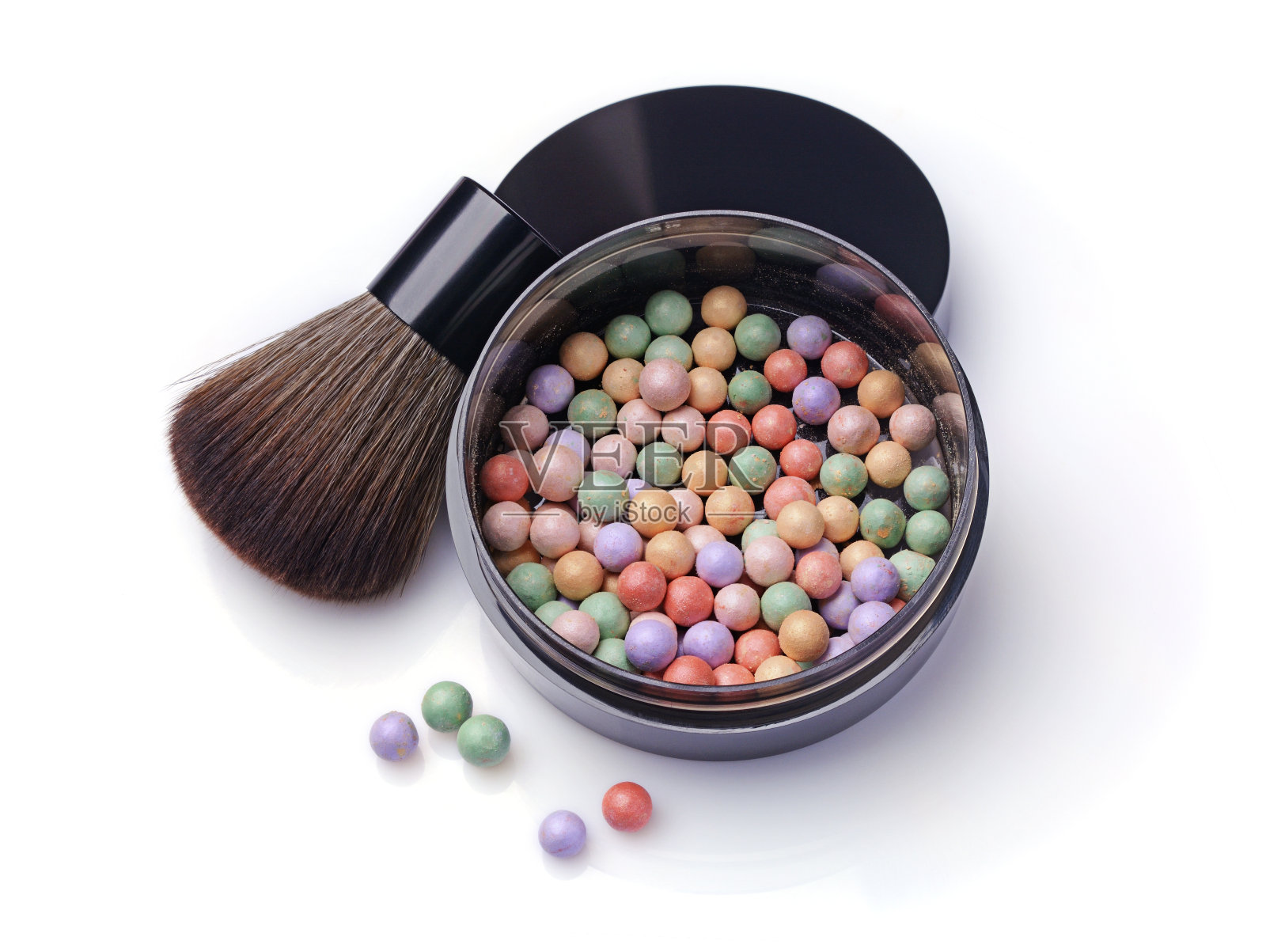 彩色腮红球在黑色容器和刷子化妆照片摄影图片