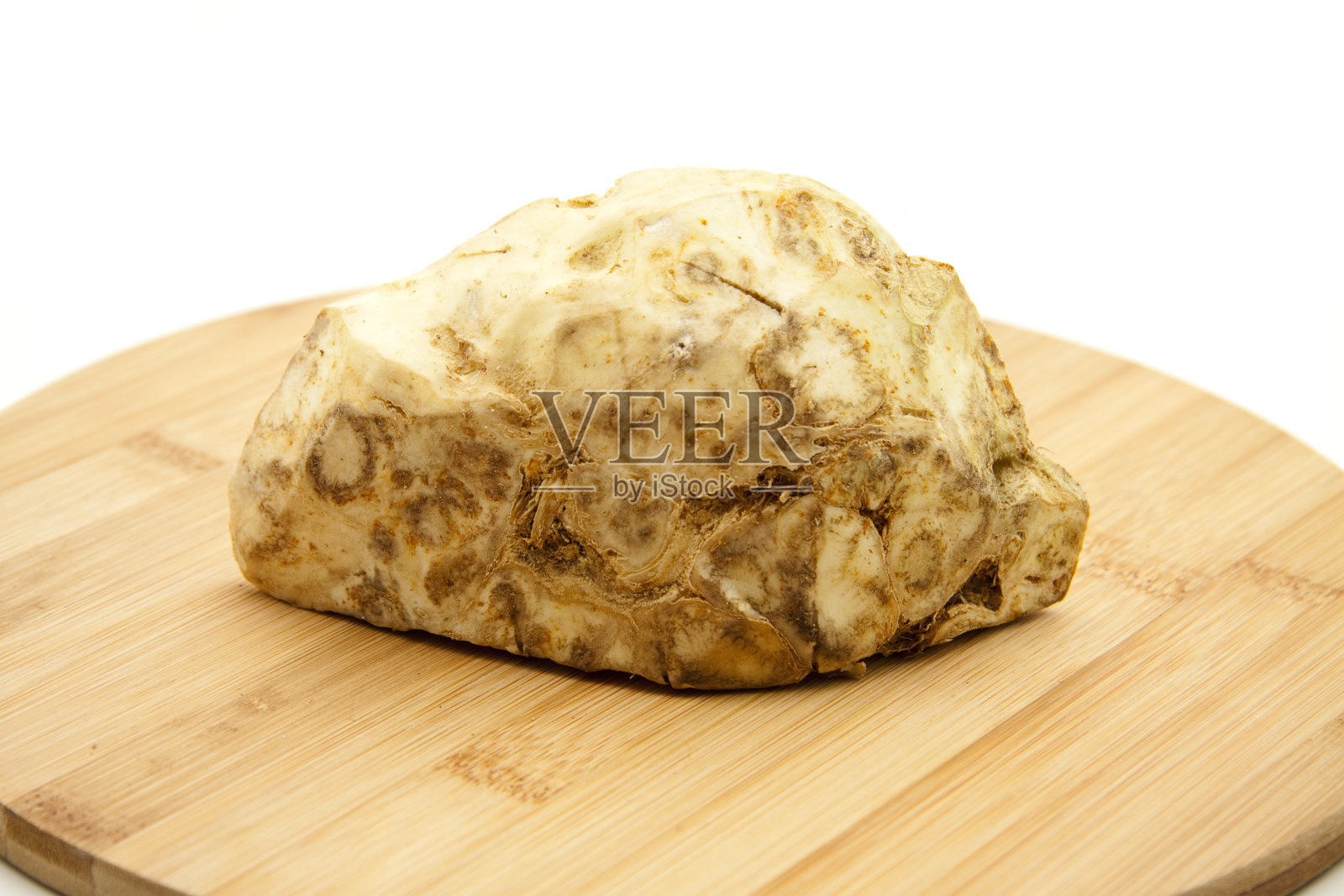 新鲜芹菜配木盘照片摄影图片