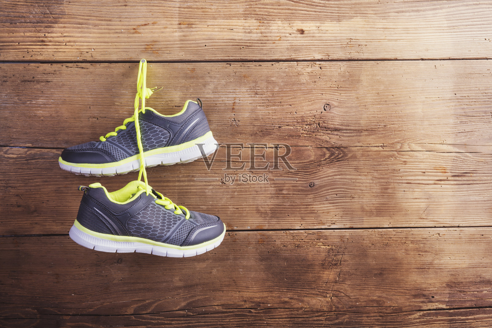运动鞋在地板上照片摄影图片