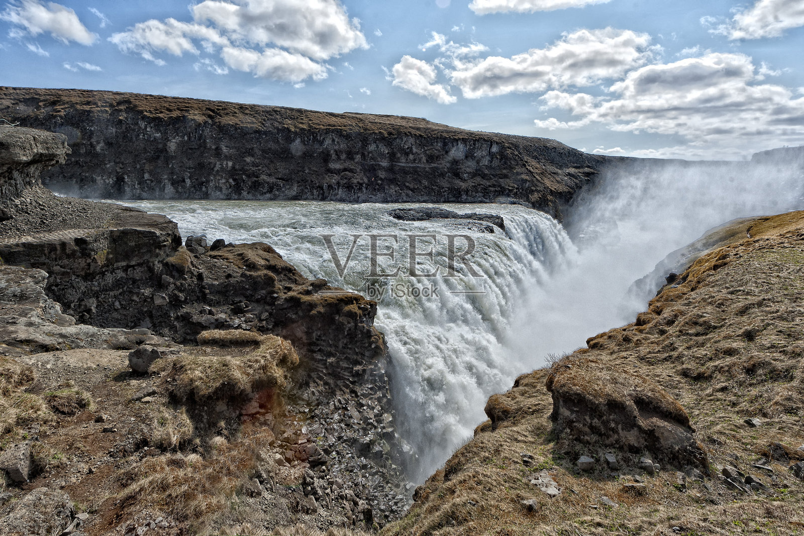 阳光明媚的冰岛海湾瀑布照片摄影图片