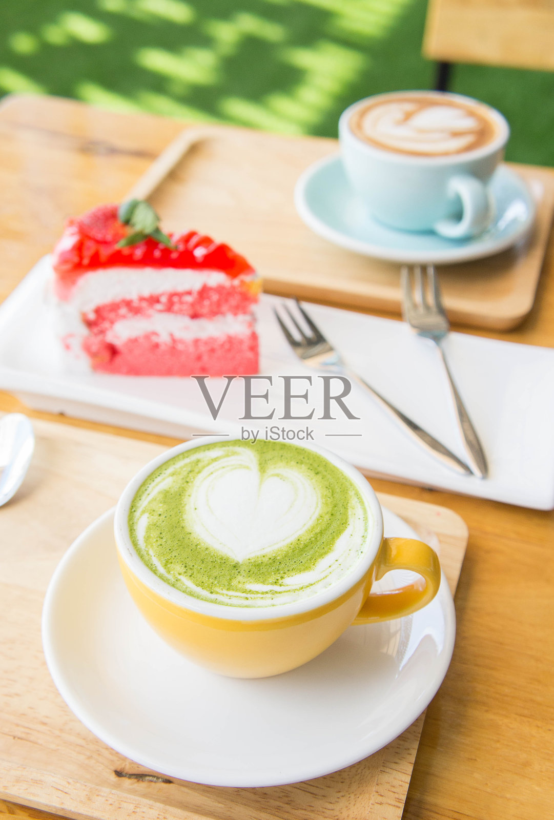 热绿茶、牛奶杯、咖啡杯和蛋糕照片摄影图片