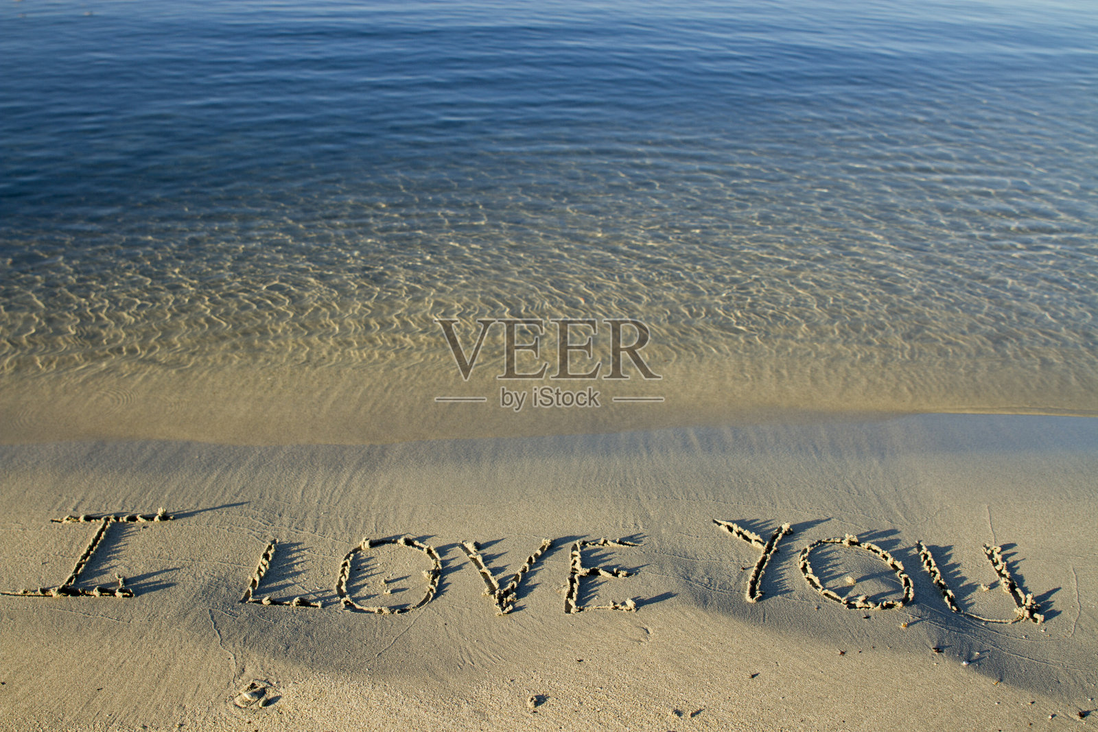 夏天和爱人在沙滩上的爱情照片摄影图片