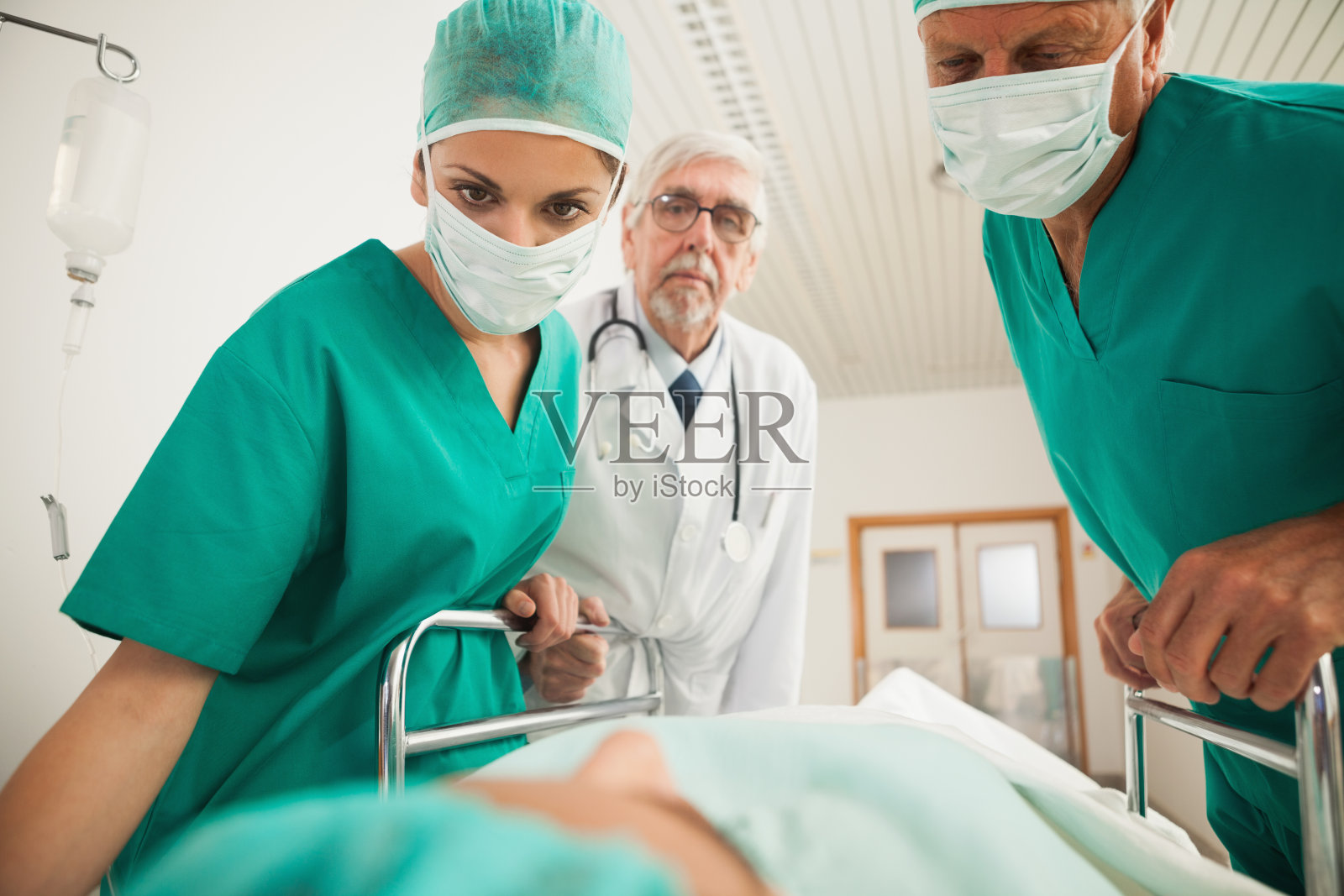 医生倚靠在床上看病人照片摄影图片