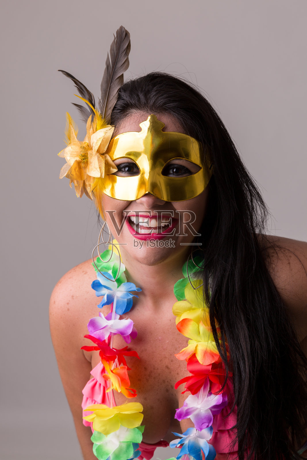 身着狂欢节服装的巴西女子，在摄影棚拍摄照片摄影图片