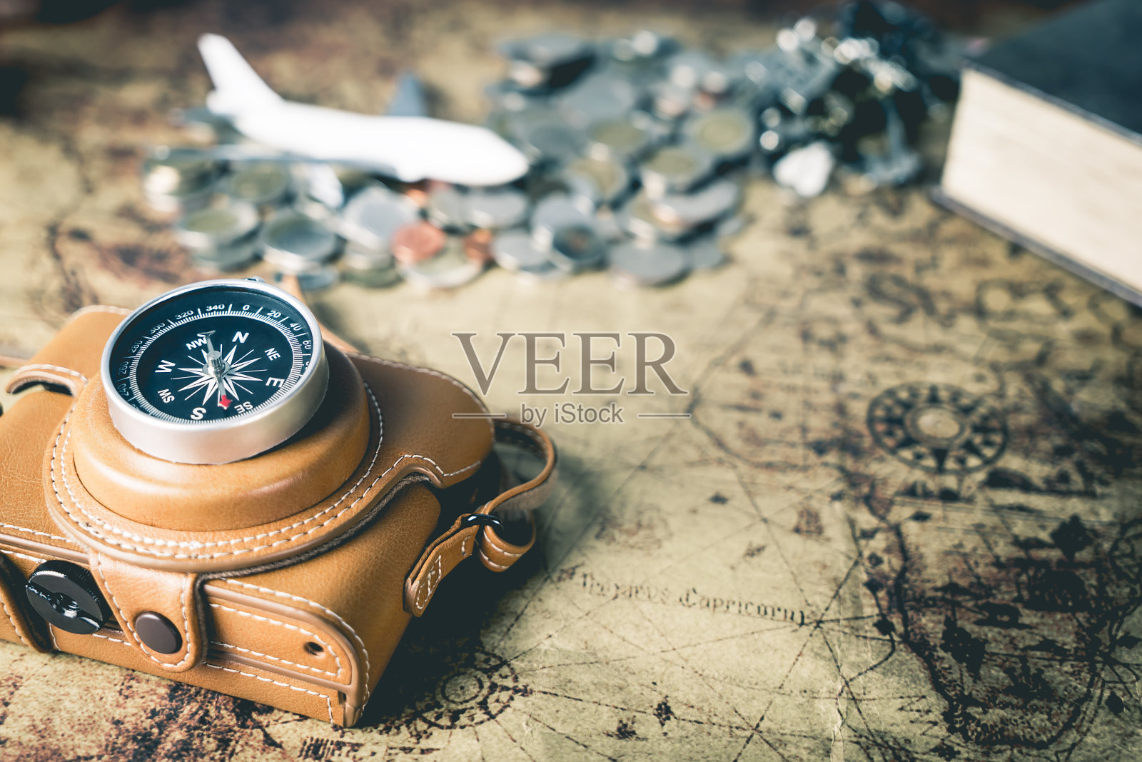 复古世界探险家设备与相机和指南针聚焦照片摄影图片