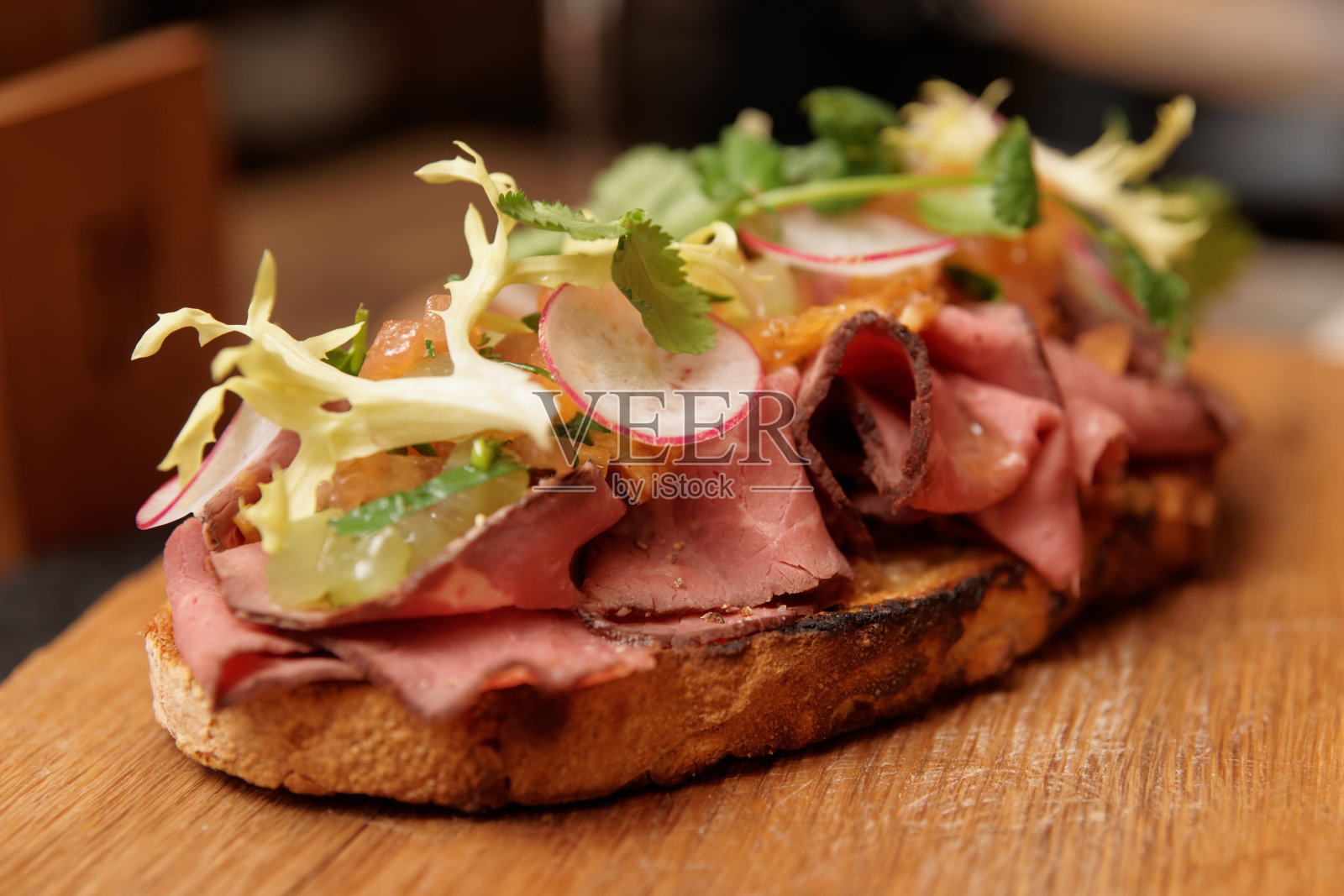 烤牛肉三明治照片摄影图片