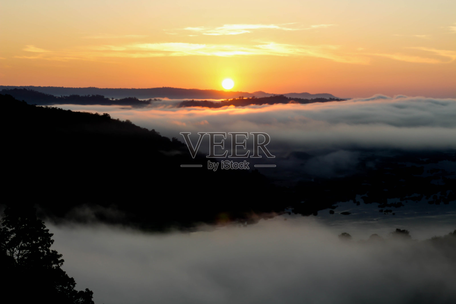 雾在日出照片摄影图片