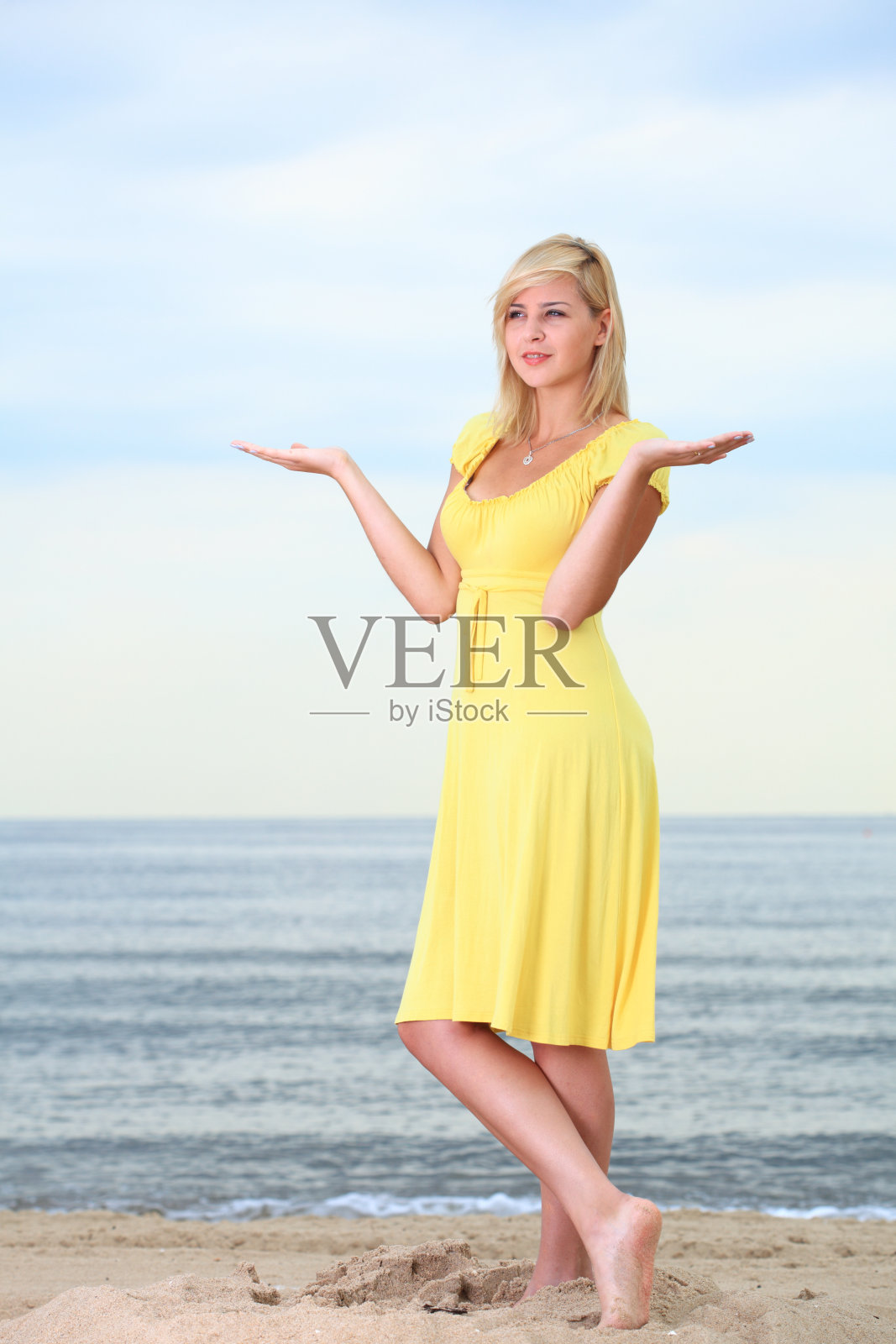 美丽微笑的女孩黄色连衣裙照片摄影图片