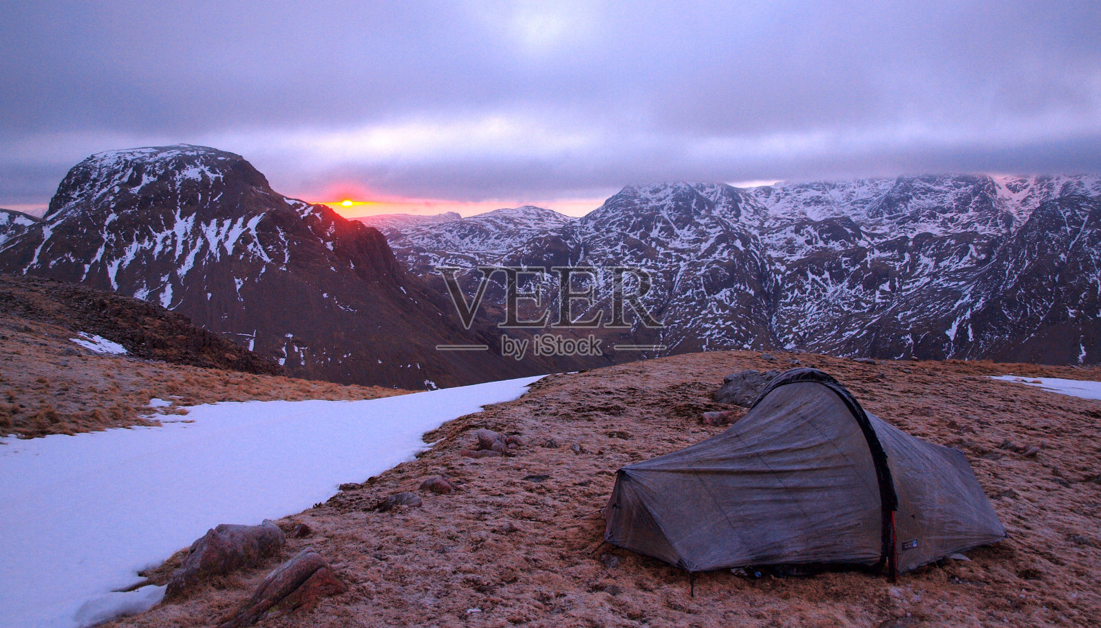 在山上露营照片摄影图片