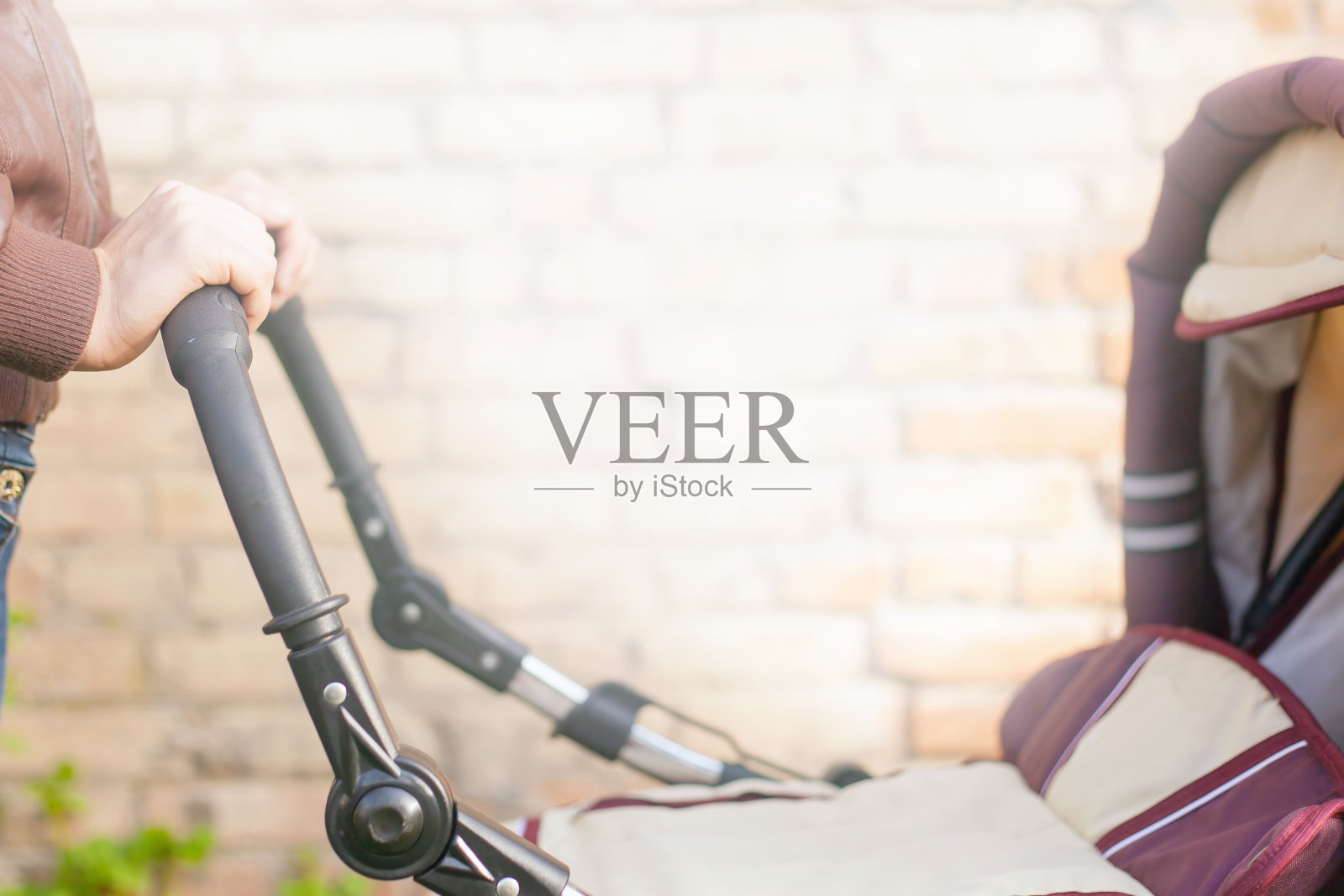 快乐的妈妈在户外摇着婴儿车照片摄影图片