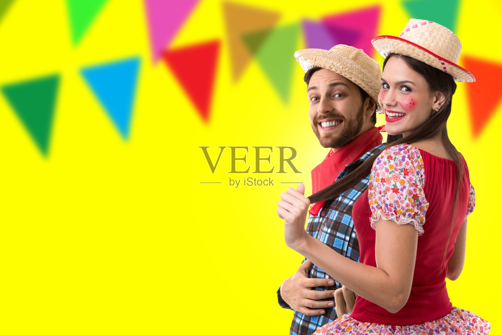 身着朱尼纳派对服装的巴西夫妇照片摄影图片