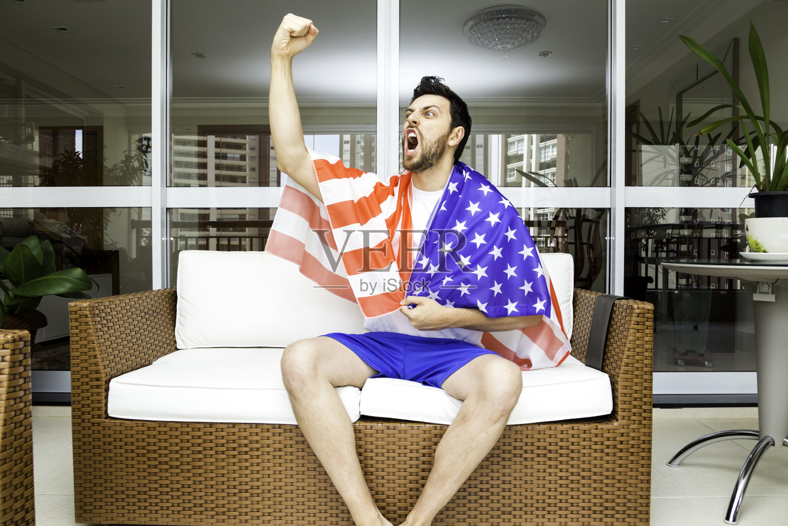 美国球迷在家庆祝照片摄影图片