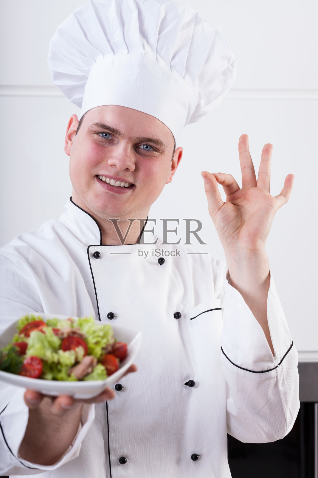 微笑的年轻的厨师照片摄影图片