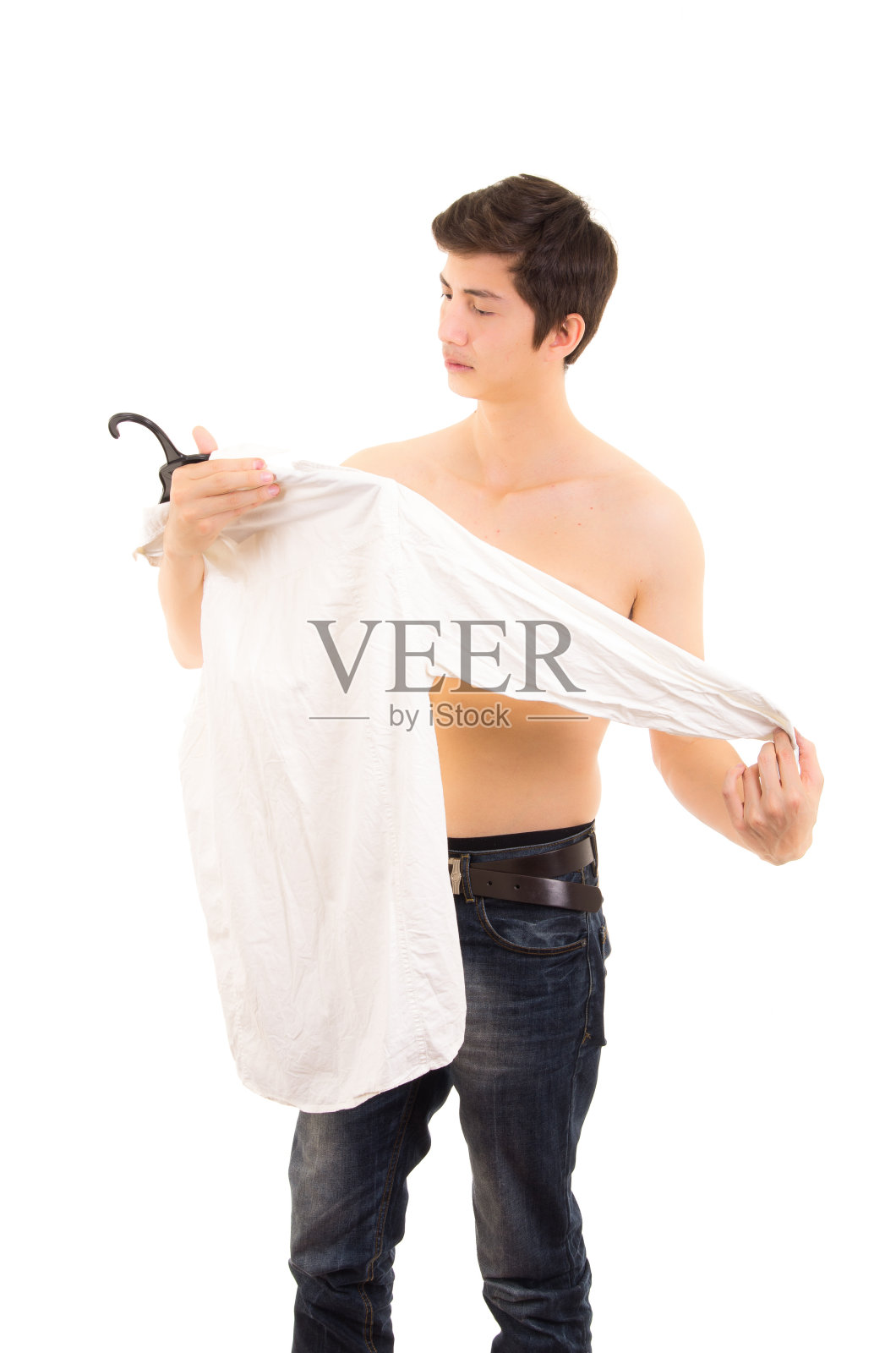 男人熨烫衬衫照片摄影图片