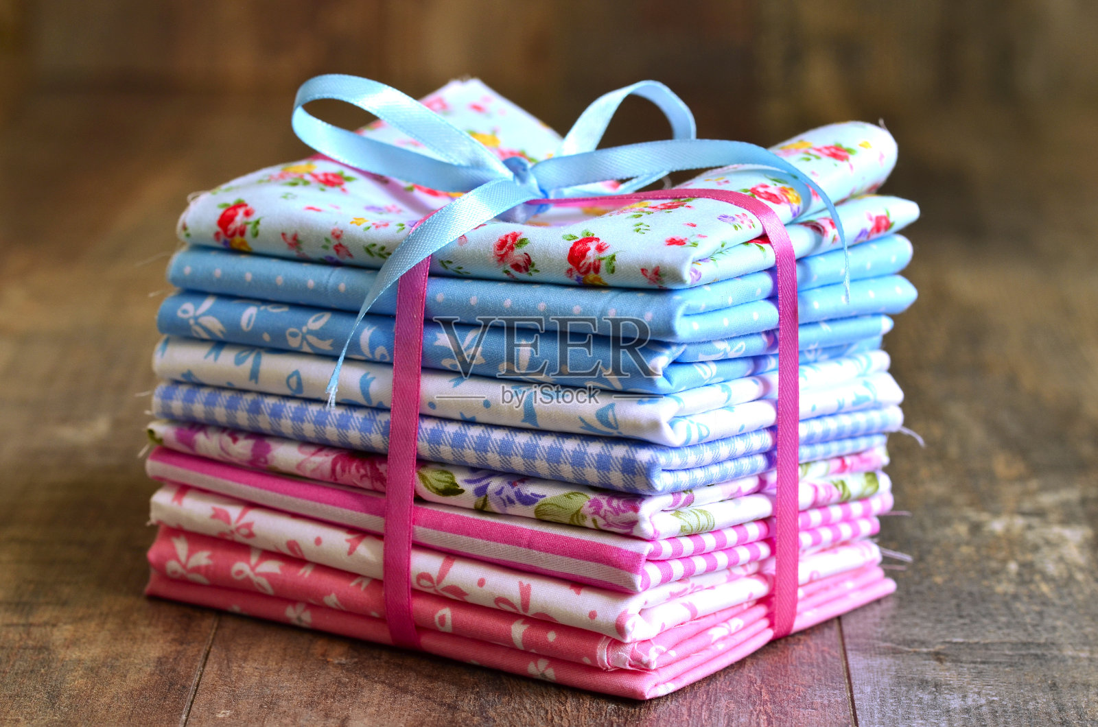 一堆五颜六色的折叠纺织品。照片摄影图片