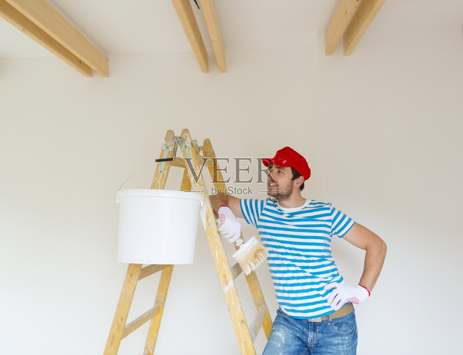 粉刷墙壁的人照片摄影图片