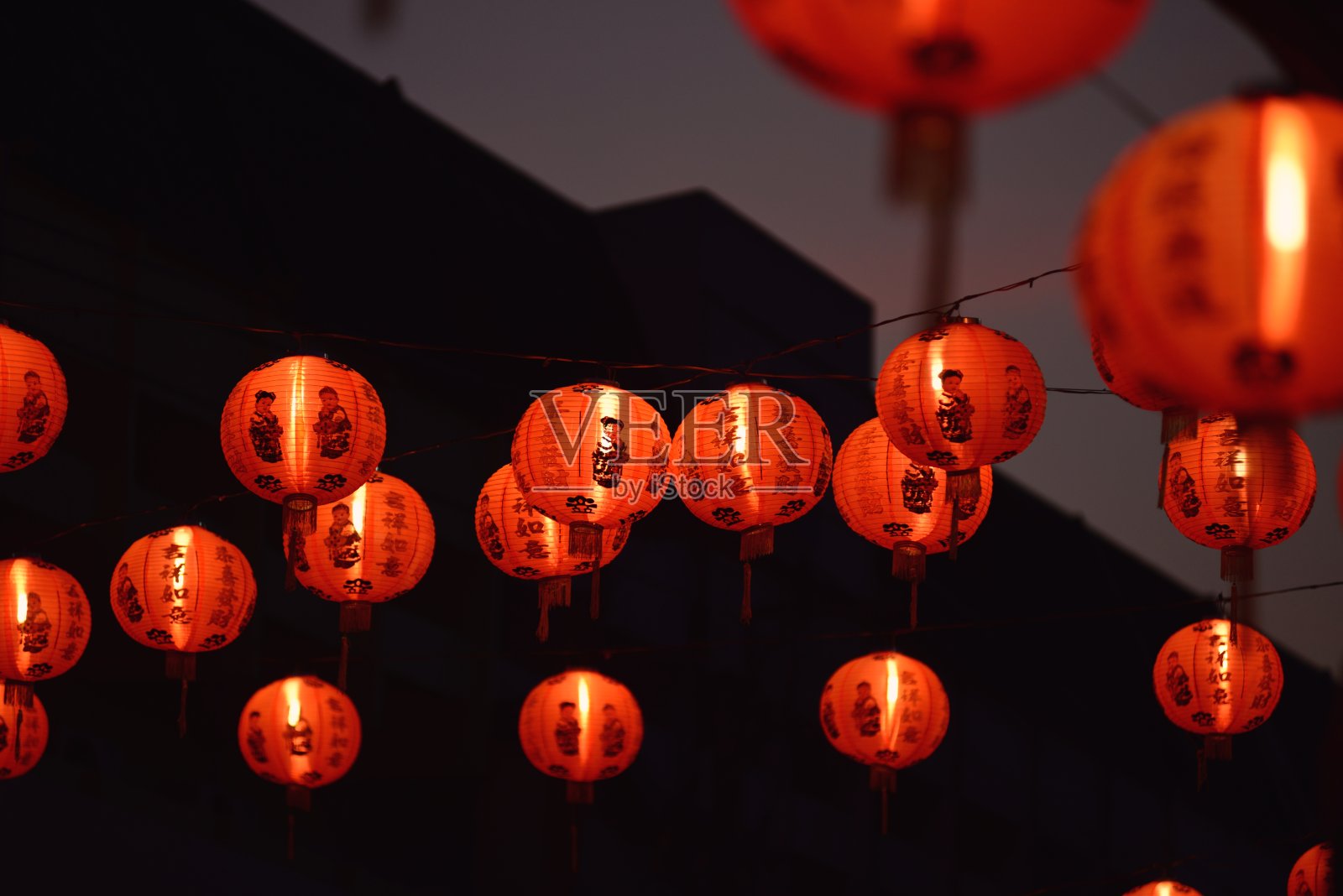 中国灯笼用汉语装饰得很漂亮。照片摄影图片