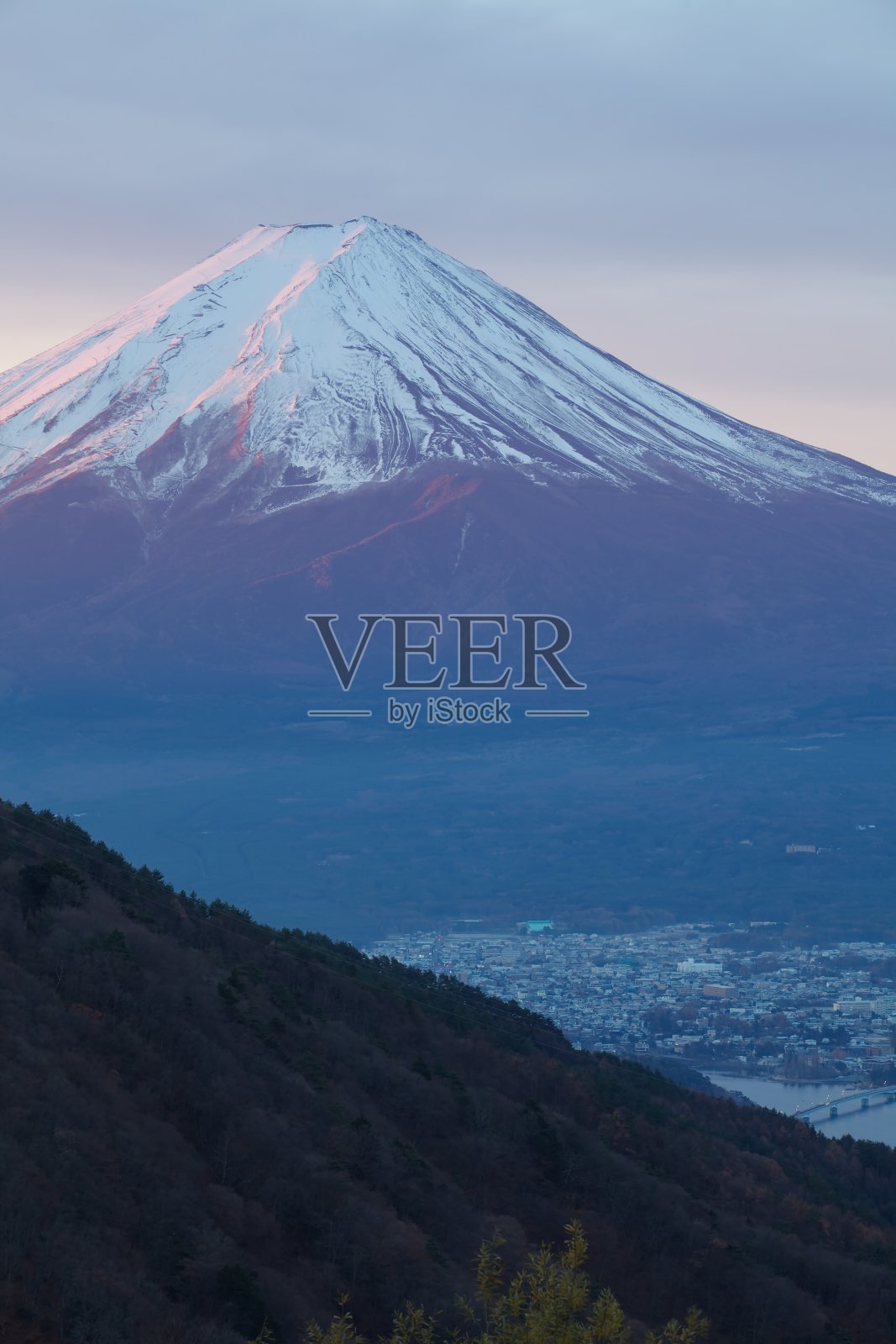 冬天的早晨从川口湖到富士山照片摄影图片