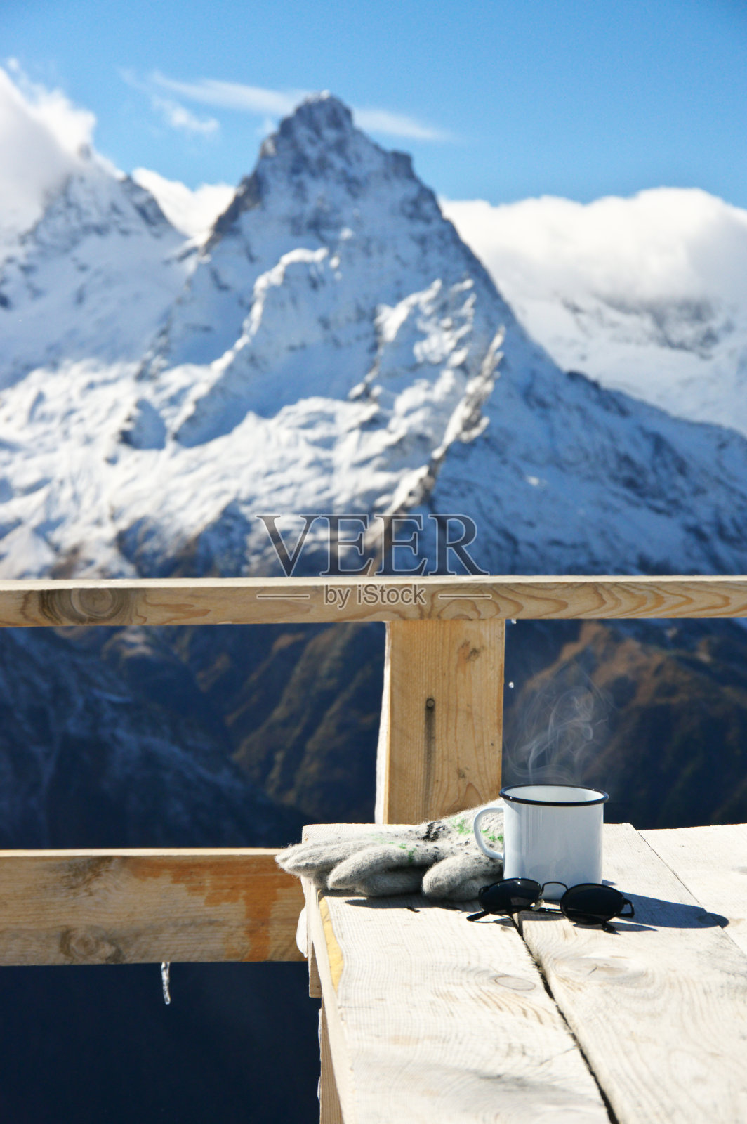 冬天山里的热茶照片摄影图片