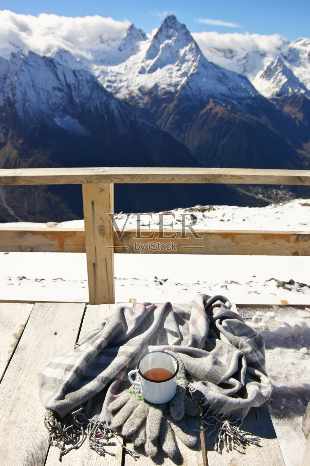 冬天山里的热茶照片摄影图片