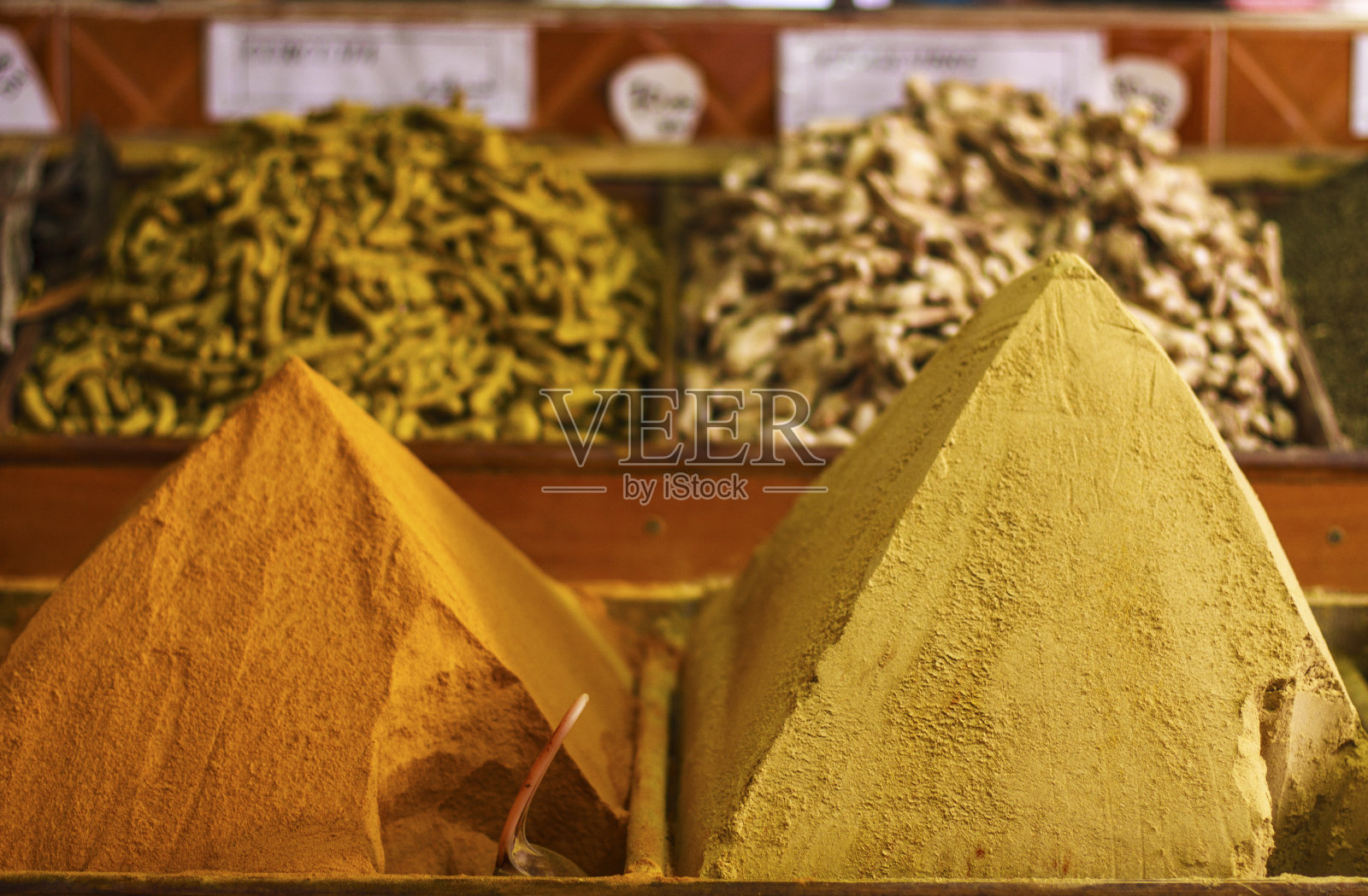 传统的摩洛哥露天市场上的香料。照片摄影图片