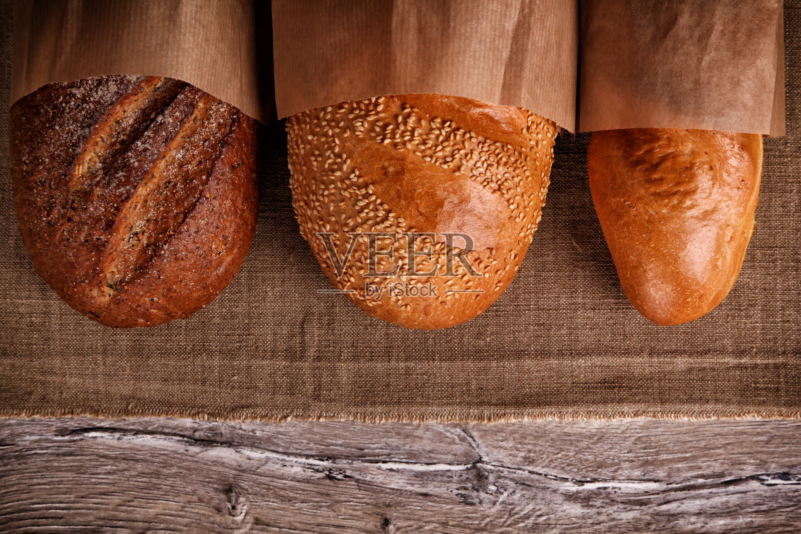 新鲜烘焙的传统面包照片摄影图片