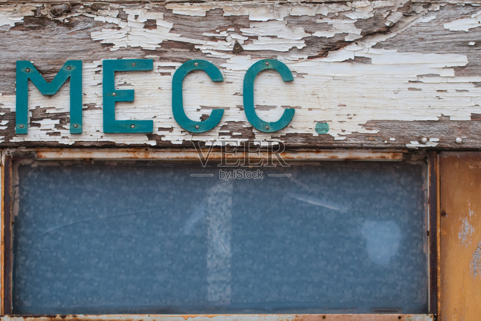 墙上的一块标志照片摄影图片