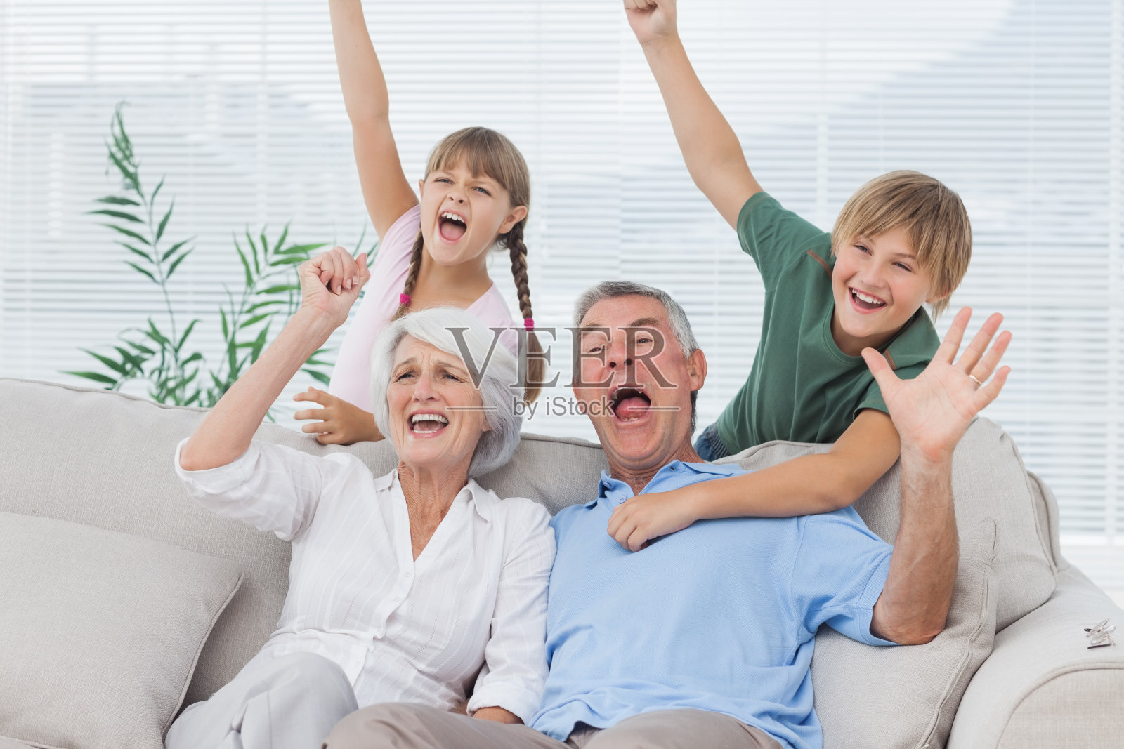 祖父母和孙辈举起手臂照片摄影图片