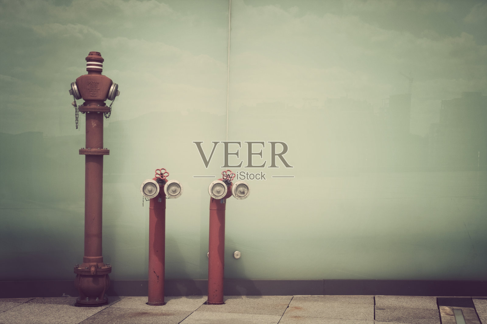 后面是消防插头和城市轮廓照片摄影图片