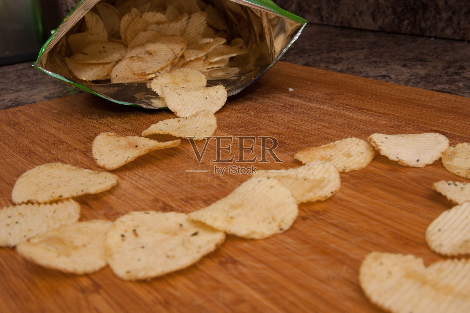 薯片在移动中照片摄影图片