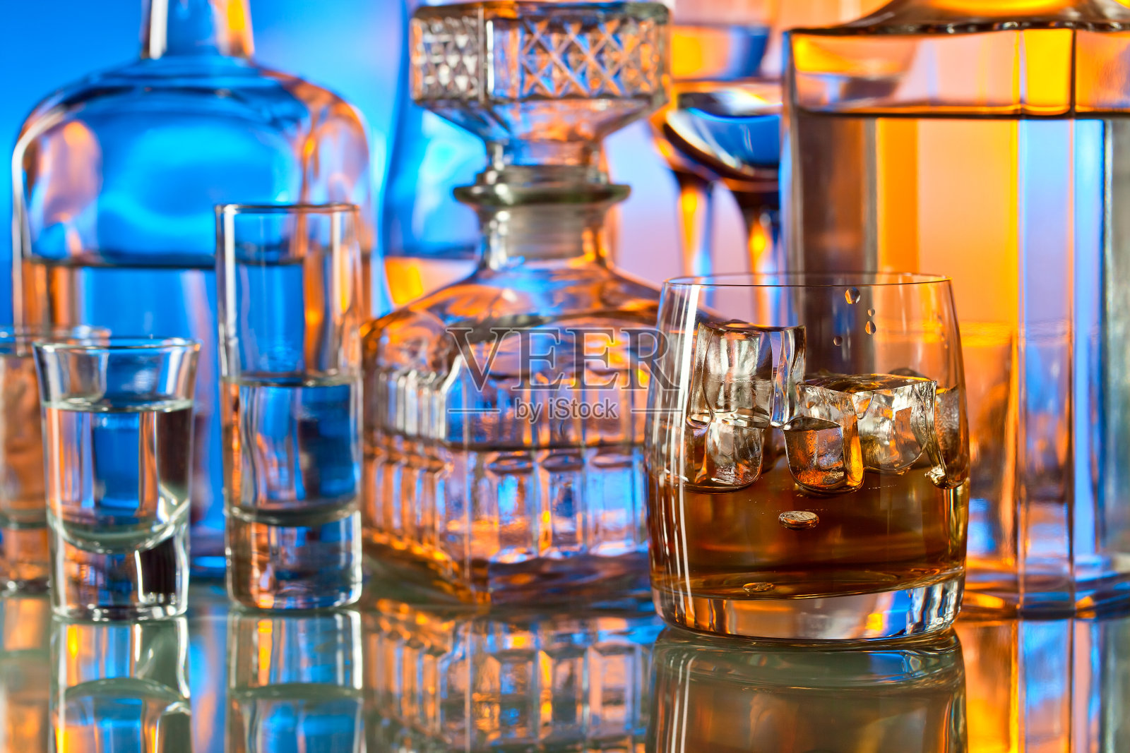 在酒吧喝酒照片摄影图片