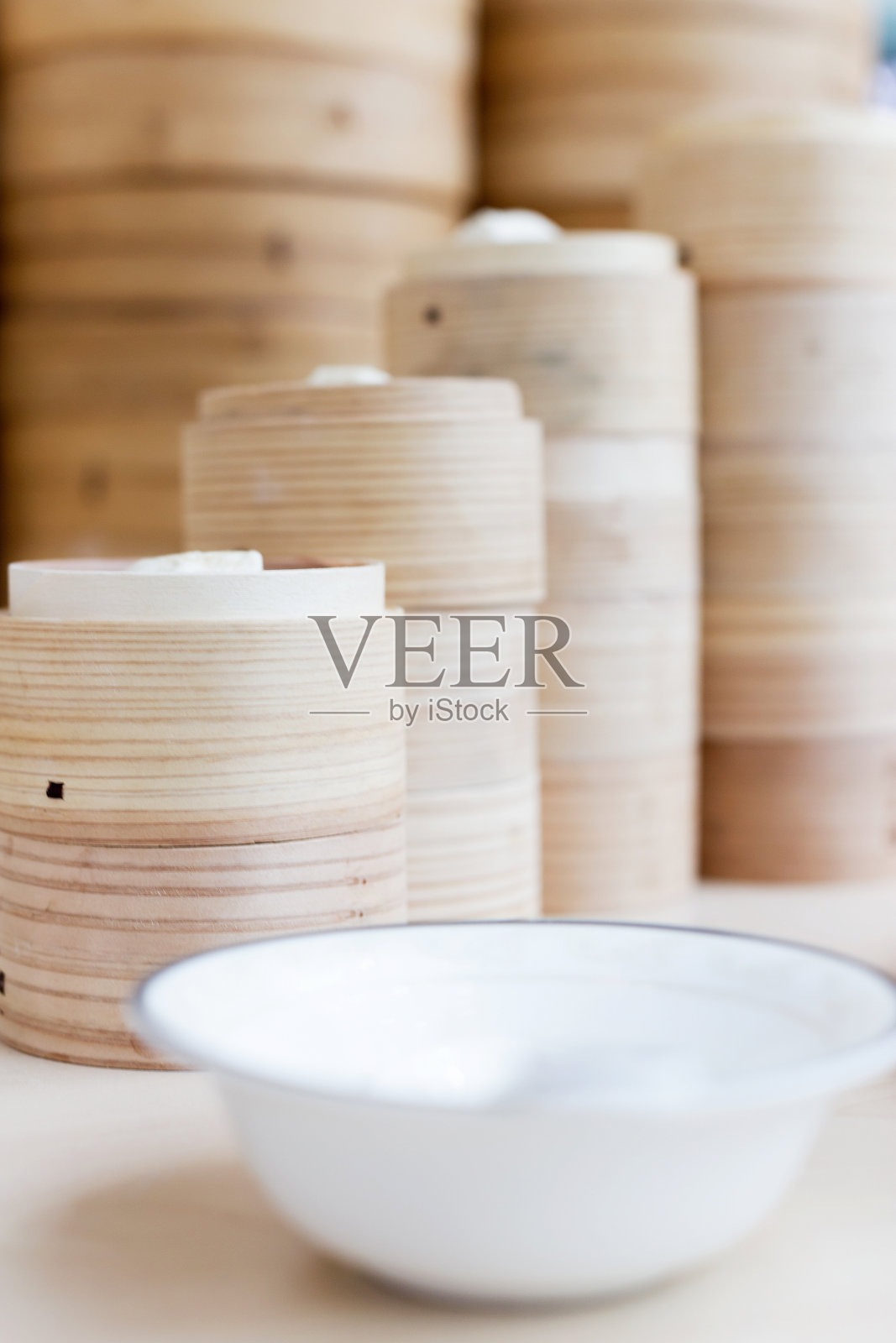 竹篓里的中国馒头照片摄影图片