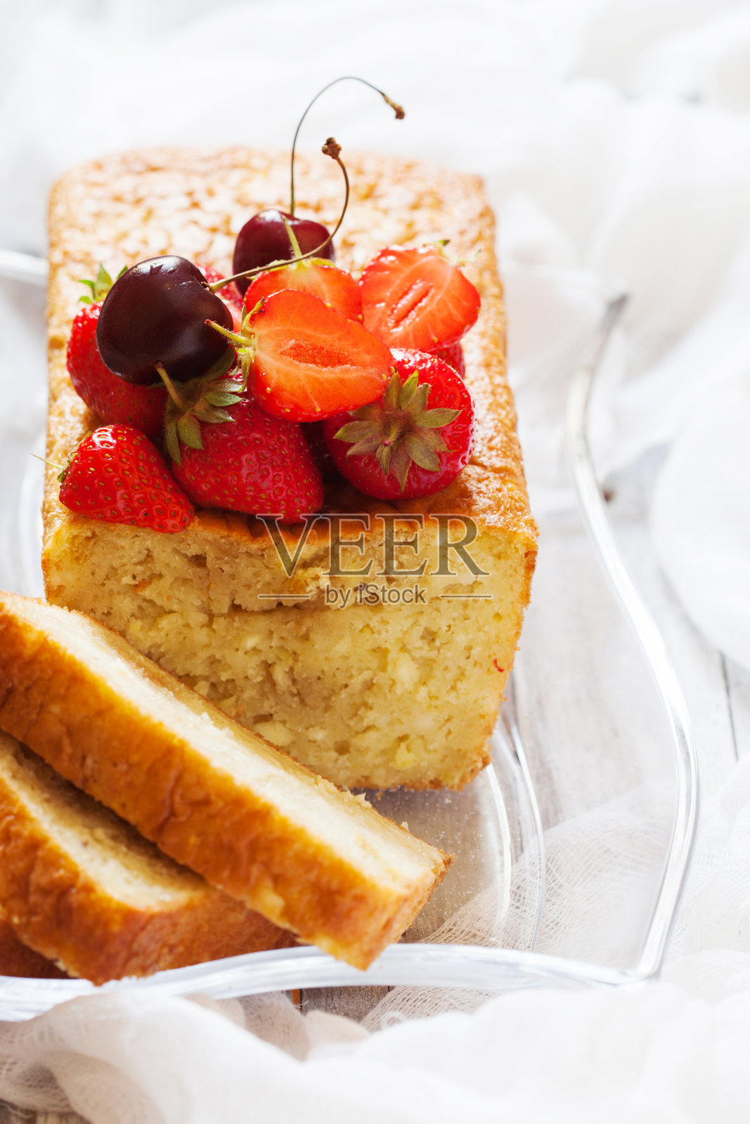 草莓和樱桃装饰的水果蛋糕照片摄影图片