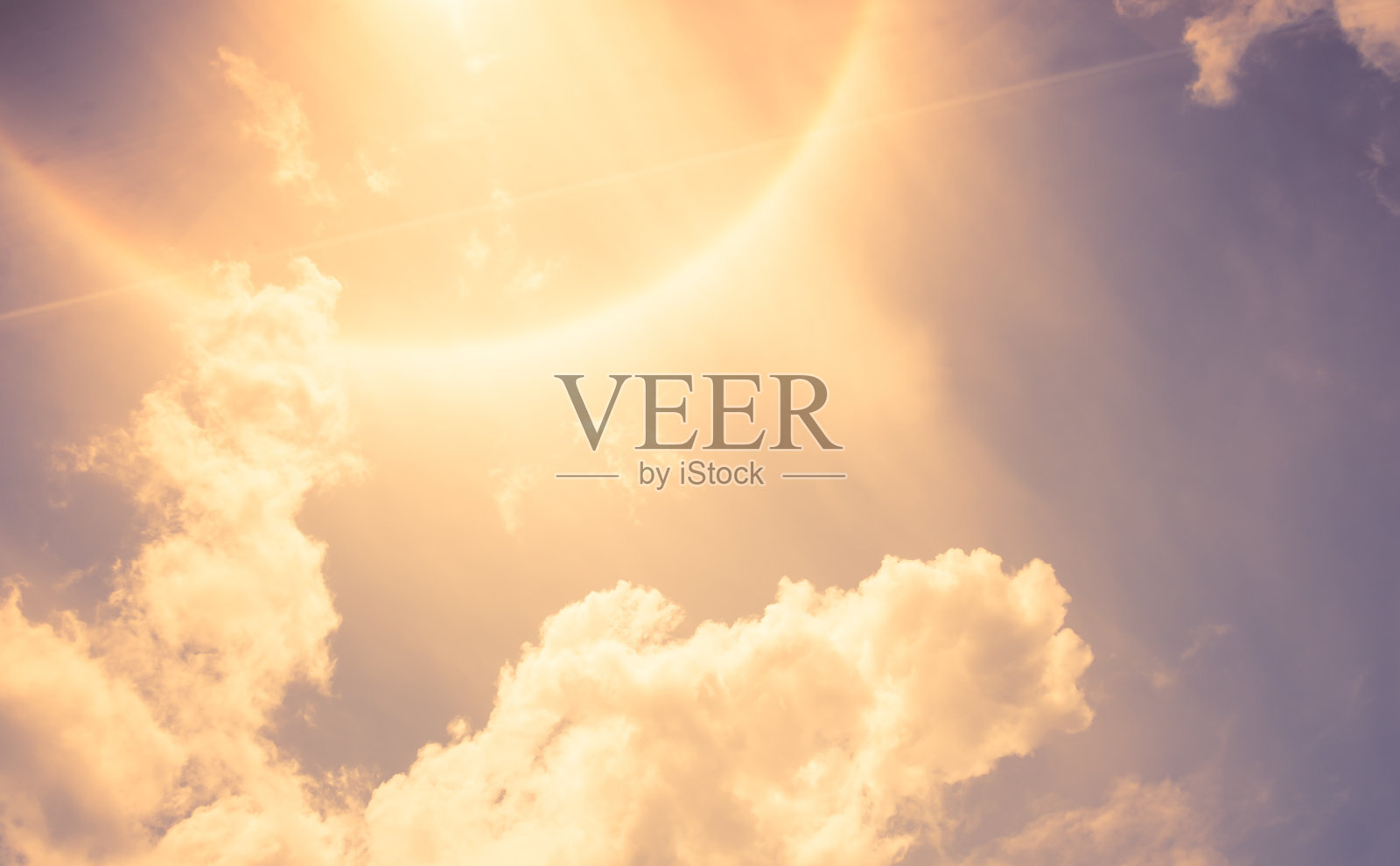 复古滤镜:太阳晕与云和蓝天照片摄影图片