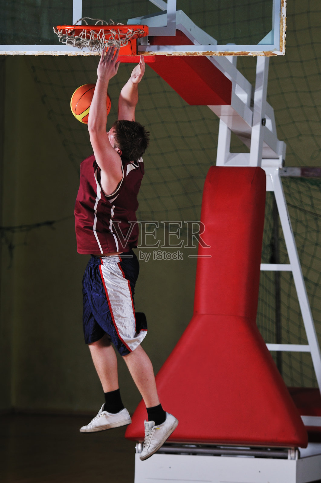 篮球运动员在体育馆里照片摄影图片
