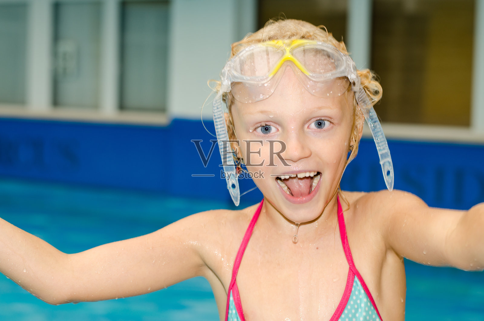 游泳池里的女孩照片摄影图片