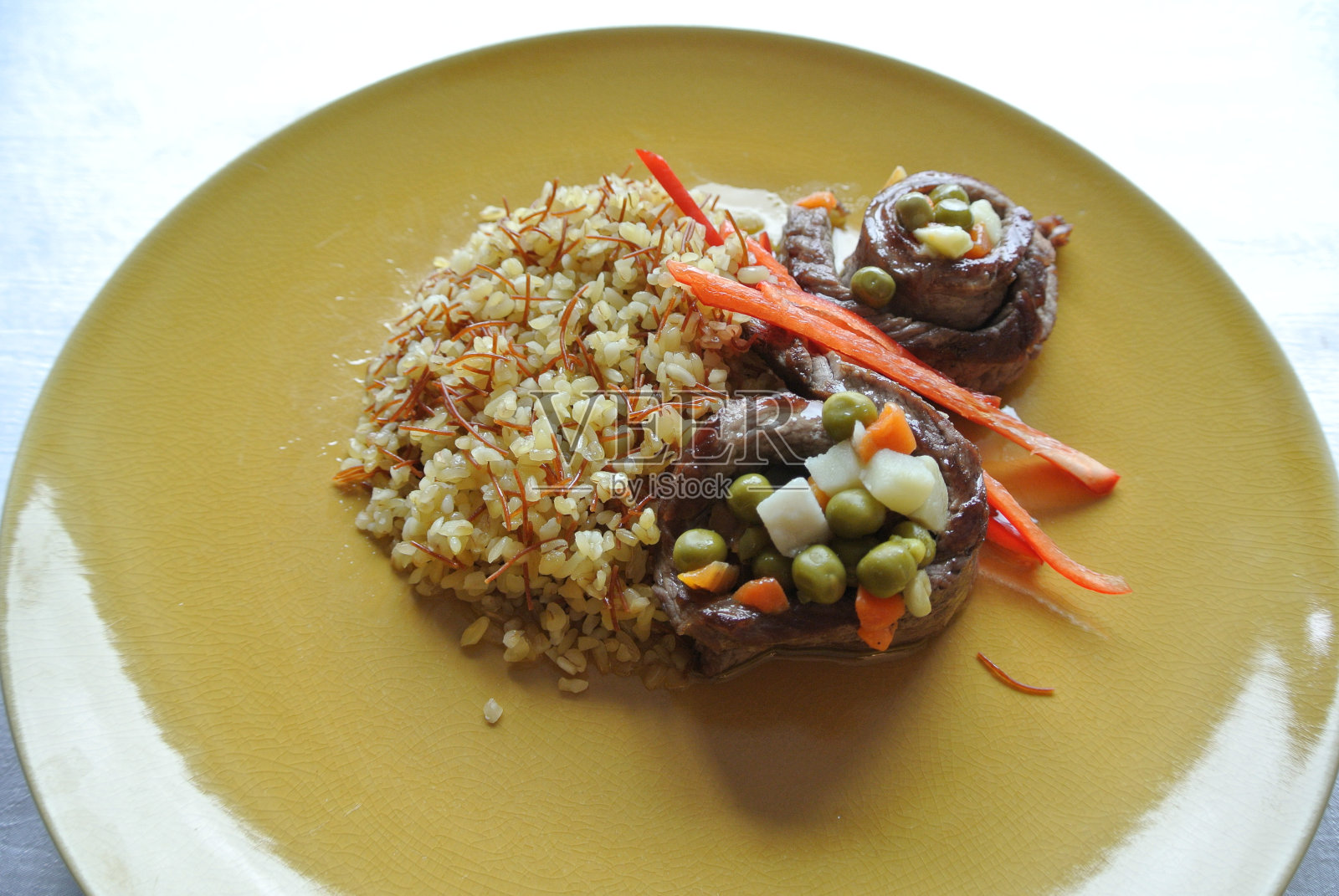 肉配小麦米饭照片摄影图片