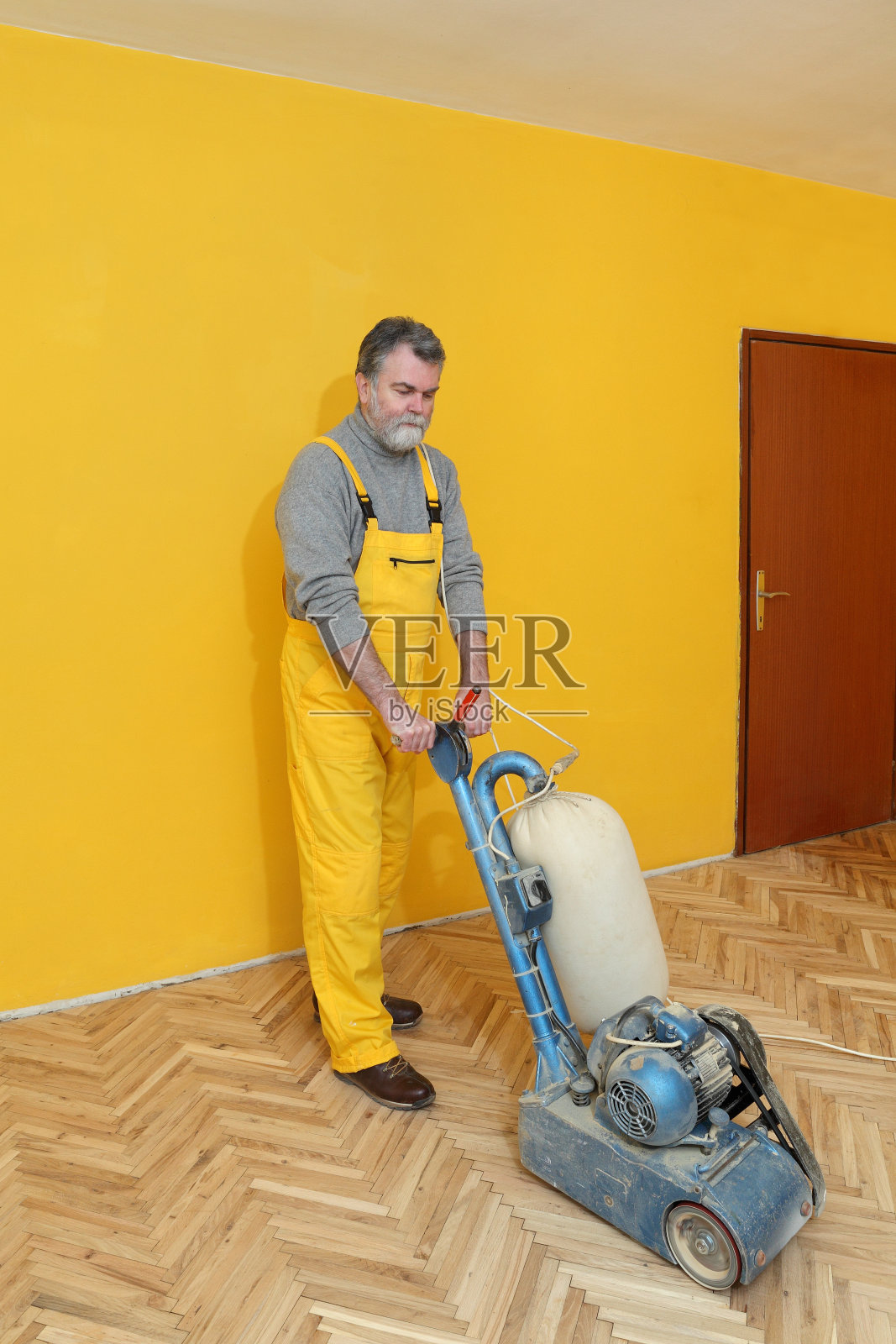 家居装修，工人打磨拼花地板照片摄影图片