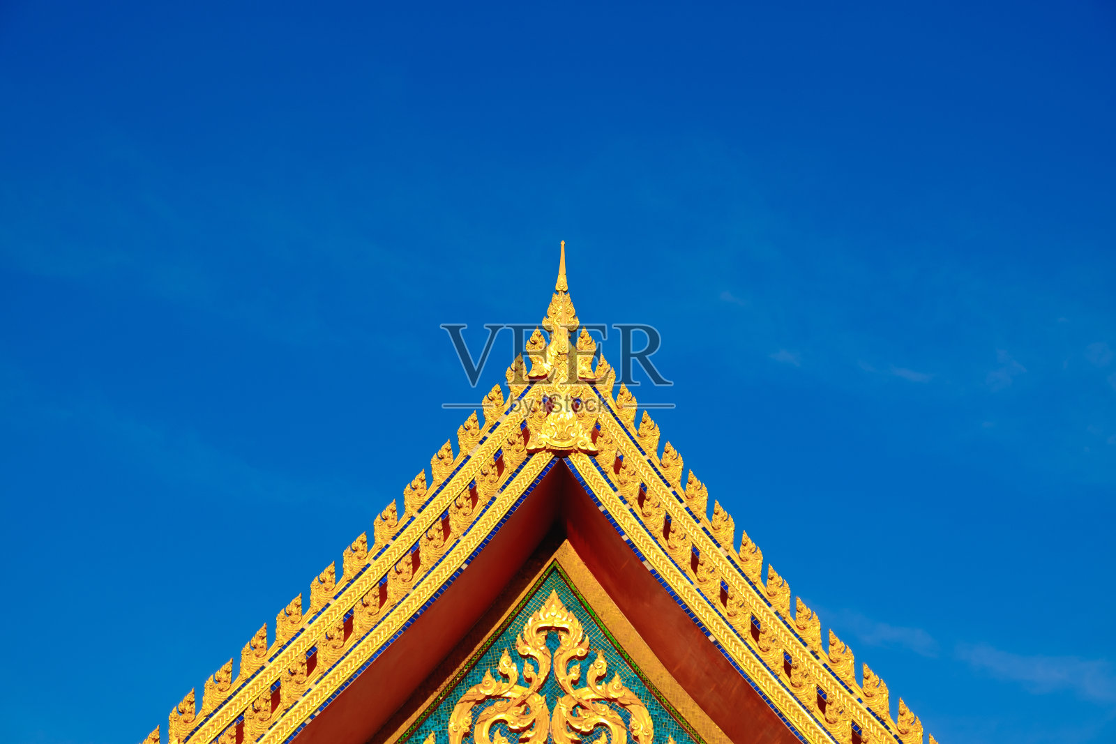 金色佛寺屋顶，蓝天背景。照片摄影图片