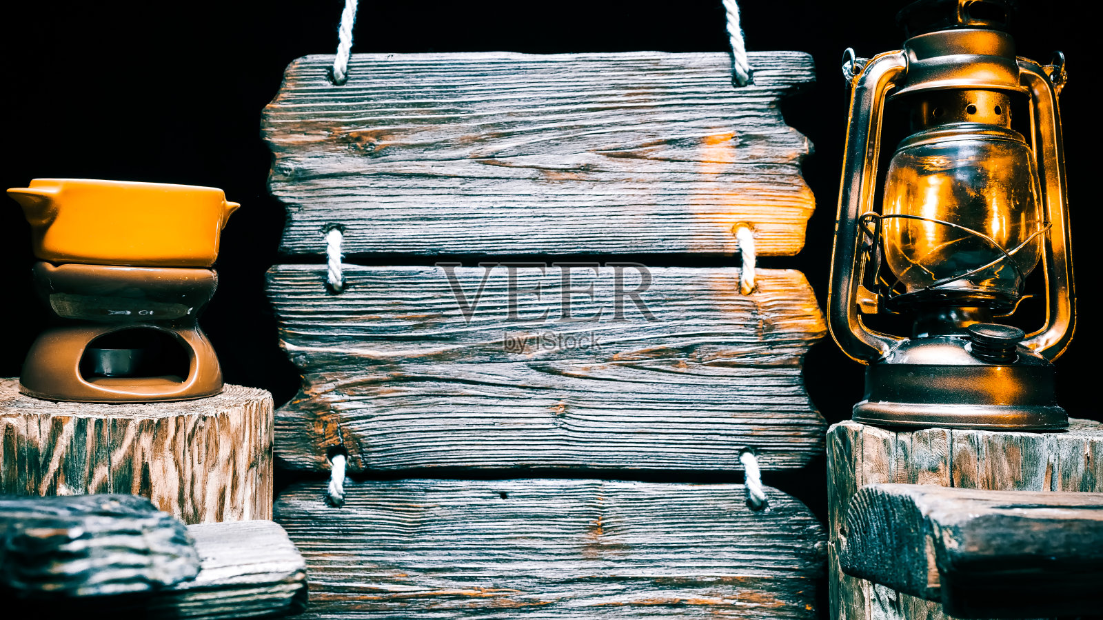 陶瓷锅、灯和招牌照片摄影图片